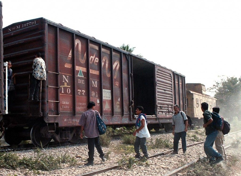 Rescatan a 24 migrantes de Puebla - migrantes_suben_al_tren1-1024x749