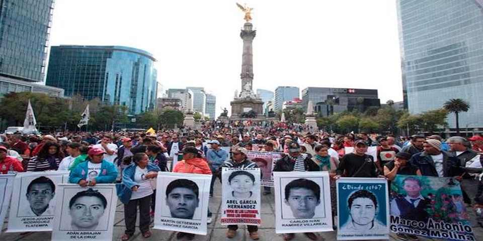 Padres de los normalistas llegarán al Zócalo - marcha_reforma_normalistas1