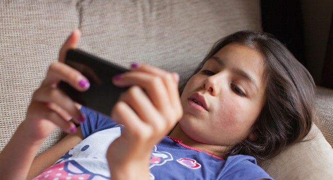 ¿Cómo mejorar las calificaciones de los estudiantes? - nic3b1o_con_celular_-_internet1