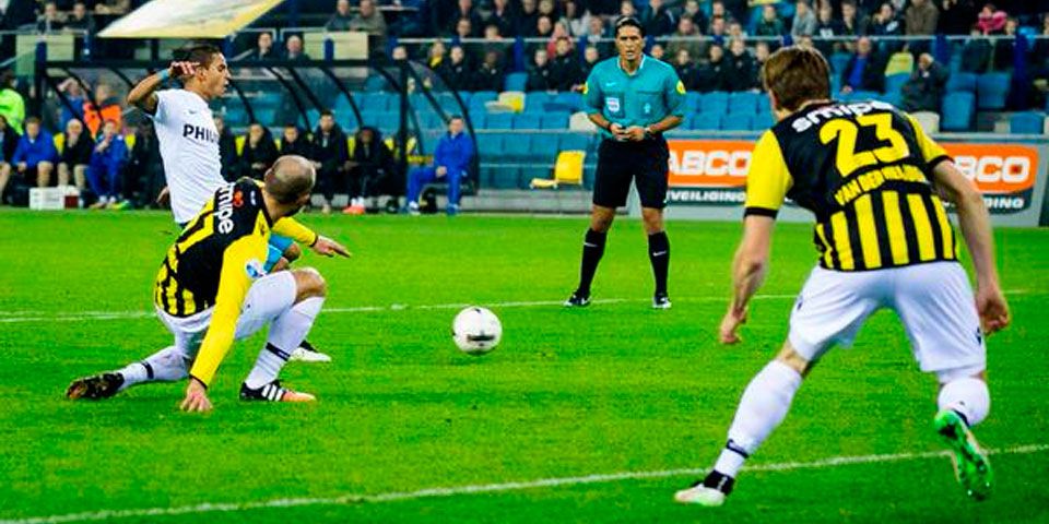 Disfruta partido de futbol desde su camilla en el estadio - vitesse_psv1