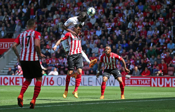Disfruta partido de futbol desde su camilla en el estadio - Benteke-gol-southampton