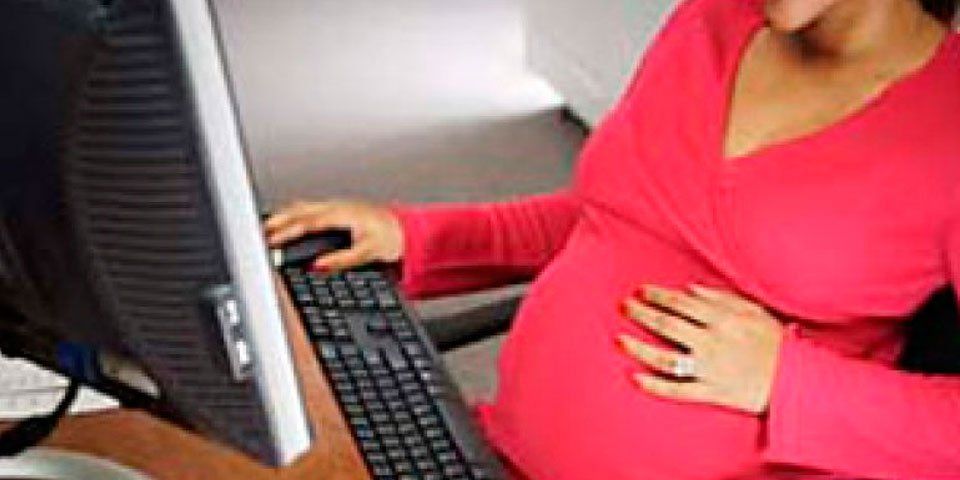 El 80% de los empleados en México tienen prestaciones laborales: OCC - embarazada_trabajando