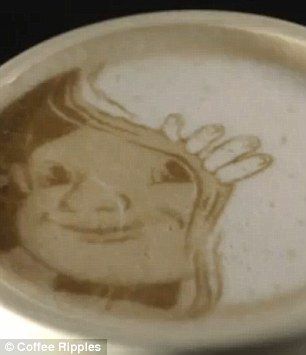 Exhiben máquina que dibuja sobre espuma del café - 2A0343BC00000578-3141099-image-a-27_1435357885662