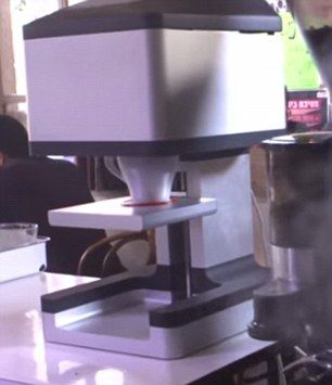 Exhiben máquina que dibuja sobre espuma del café - 2A035A5C00000578-3141099-image-m-28_1435357891431