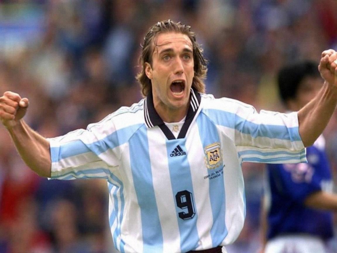Batistuta busca un trasplante de tobillo - Batistuta