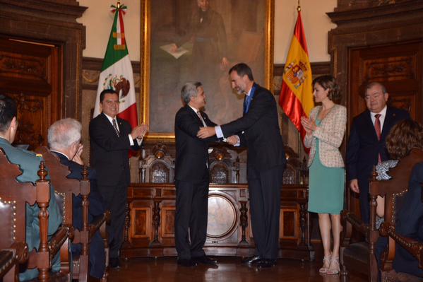 Mancera entrega llave de la Ciudad a los reyes de España - CIr4xamUEAAQ7v-