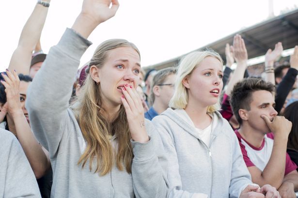 Dave Grohl termina concierto pese a romperse la pierna - Foo-Fighters-Suecia