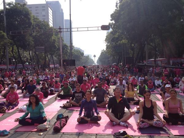 Imparten mega clase de Yoga en Paseo de la Reforma - Mega-clase-de-Yoga-2