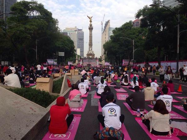 Imparten mega clase de Yoga en Paseo de la Reforma - Mega-clase-de-Yoga1