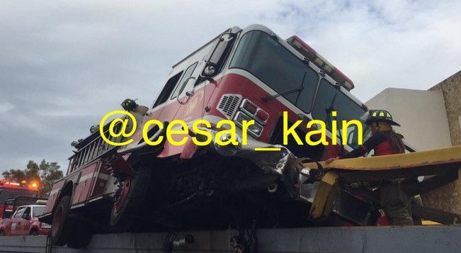 Se estrella camión de bomberos en Parque Lira - bomberos-en-parque-lira