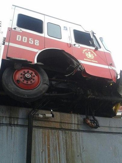 Se estrella camión de bomberos en Parque Lira - camion-de-bomberos