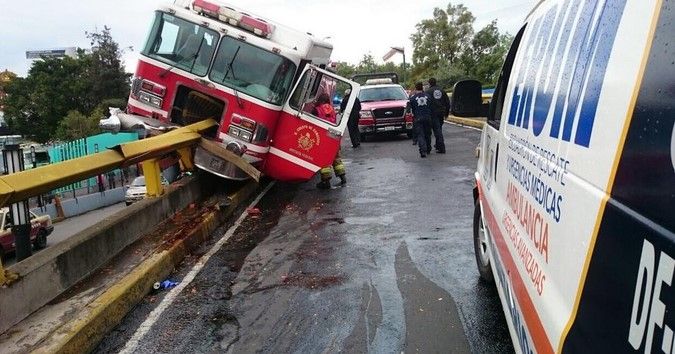 Se estrella camión de bomberos en Parque Lira - carro-bomba-de-bomberos