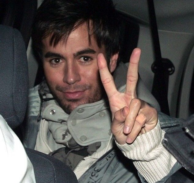 Enrique Iglesias muestra mano tras accidente - enrique_iglesias1