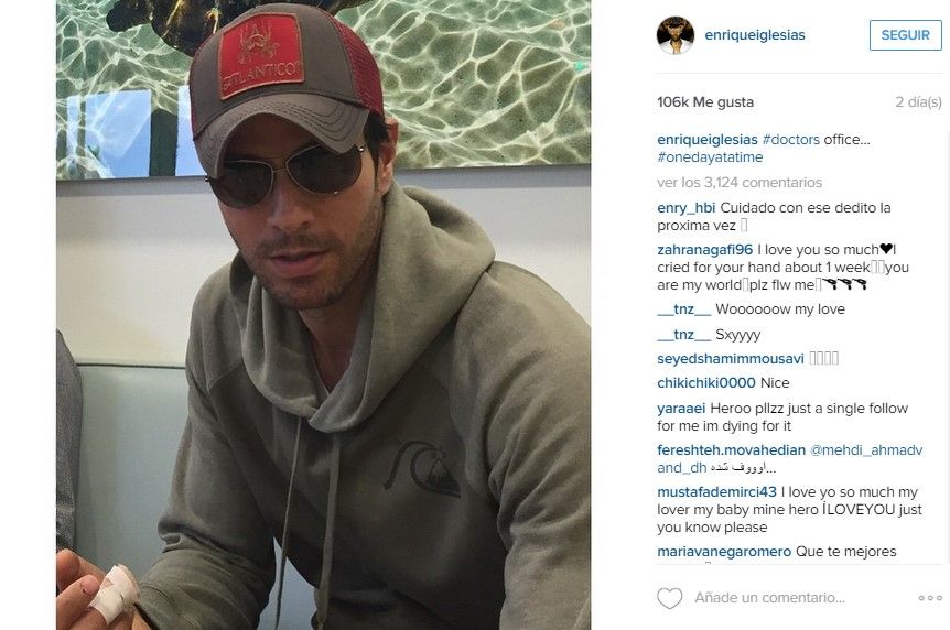 Enrique Iglesias muestra mano tras accidente - enrique_iglesias_mano2