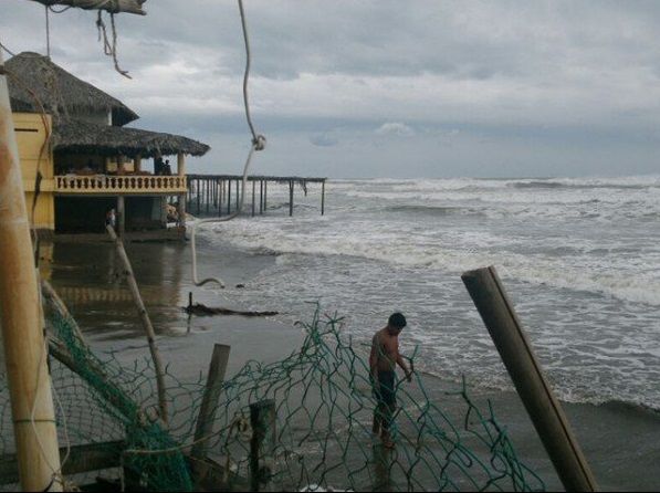 Huracán Carlos causa primeros estragos en playas de Guerrero - estragos-huracan-carlos-1