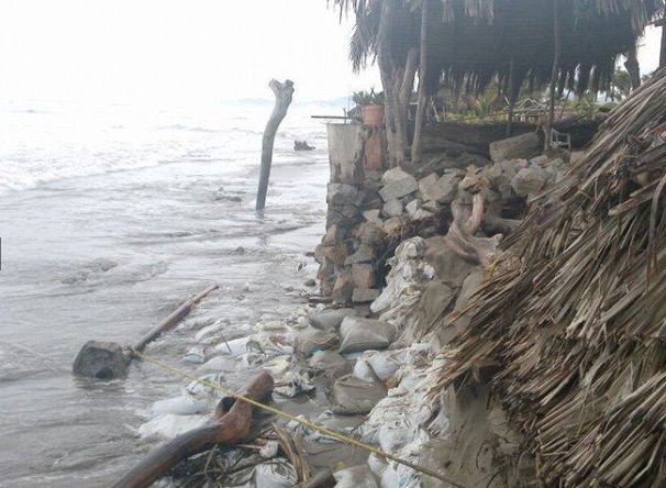 Huracán Carlos causa primeros estragos en playas de Guerrero - estragos-huracan-carlos-3