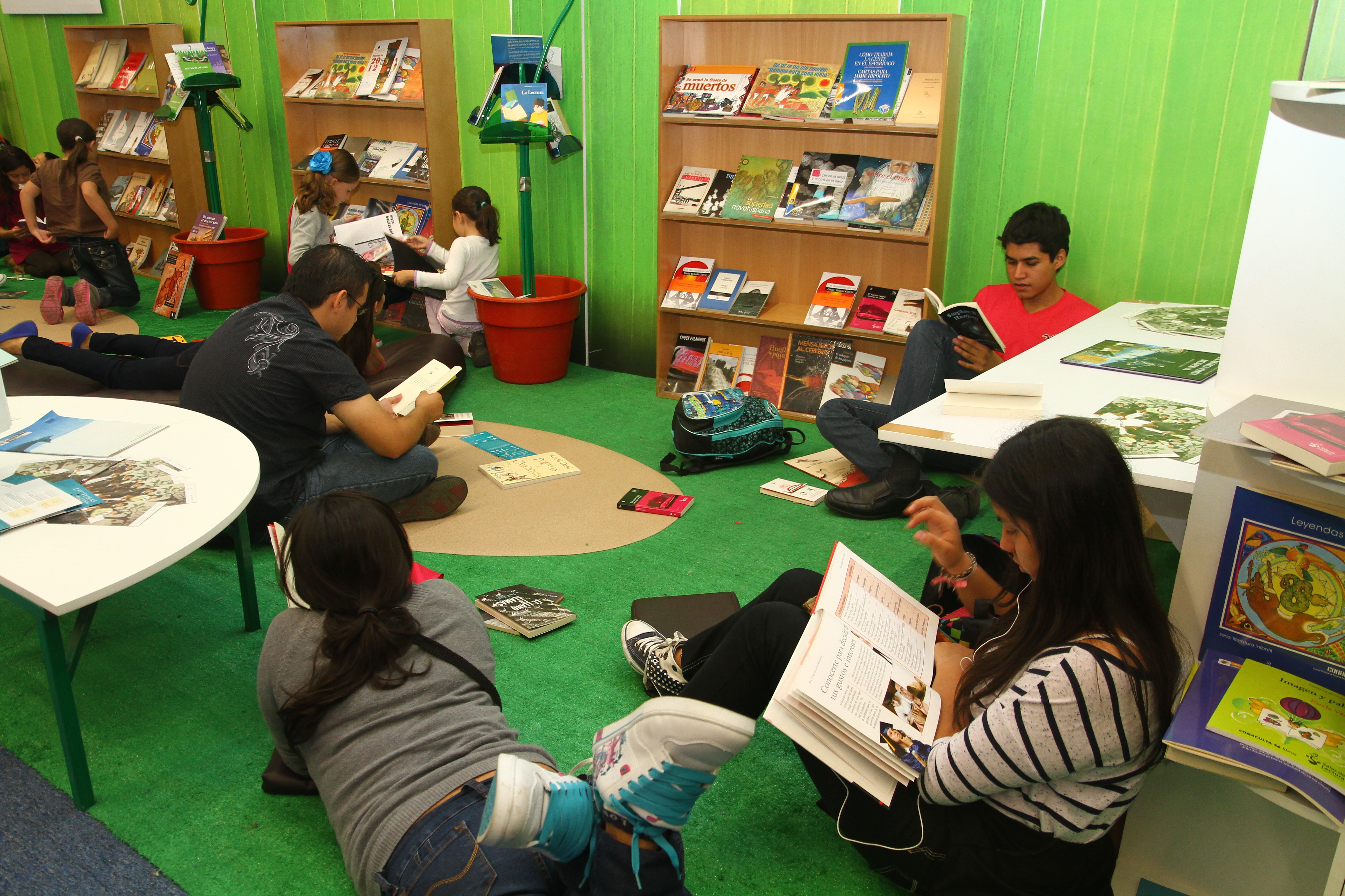 Mexicanos alfabetas leen en promedio cuatro libros al año - foto_1_centros_lectura_20142