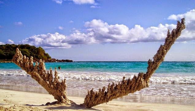 Video: captan rayo en cámara lenta al caer sobre playa - fulgurita2