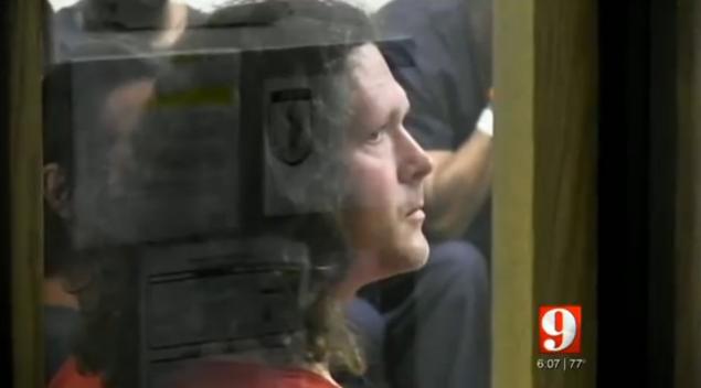 Paramédico avienta al piso a un paciente con cáncer - hallenbeck