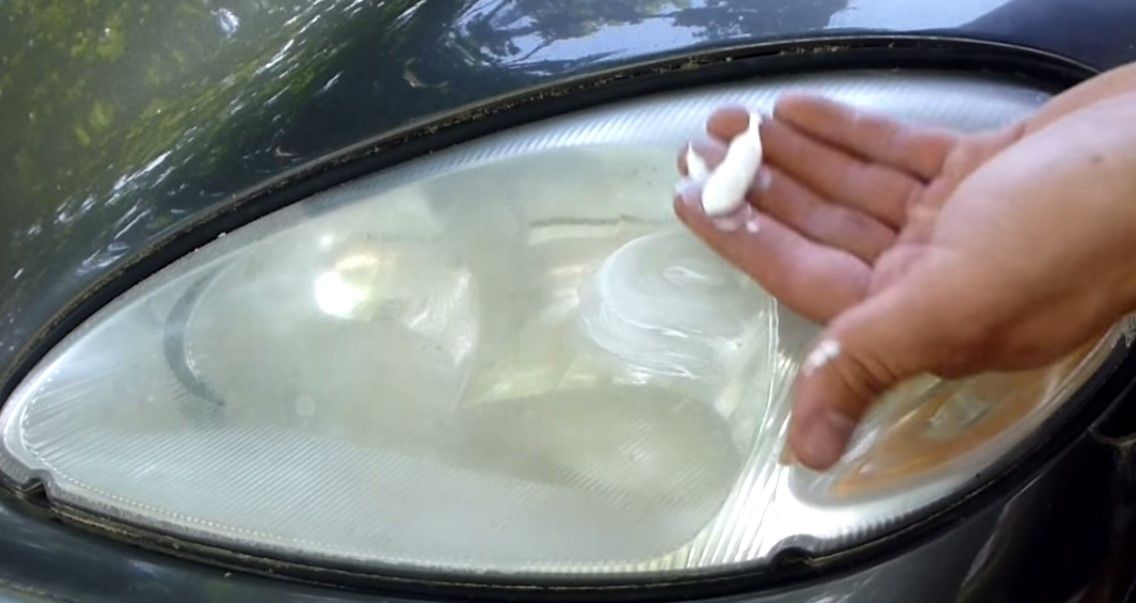 ¿Cómo dejar los faros del auto como nuevos? - limpieza-faros-auto2