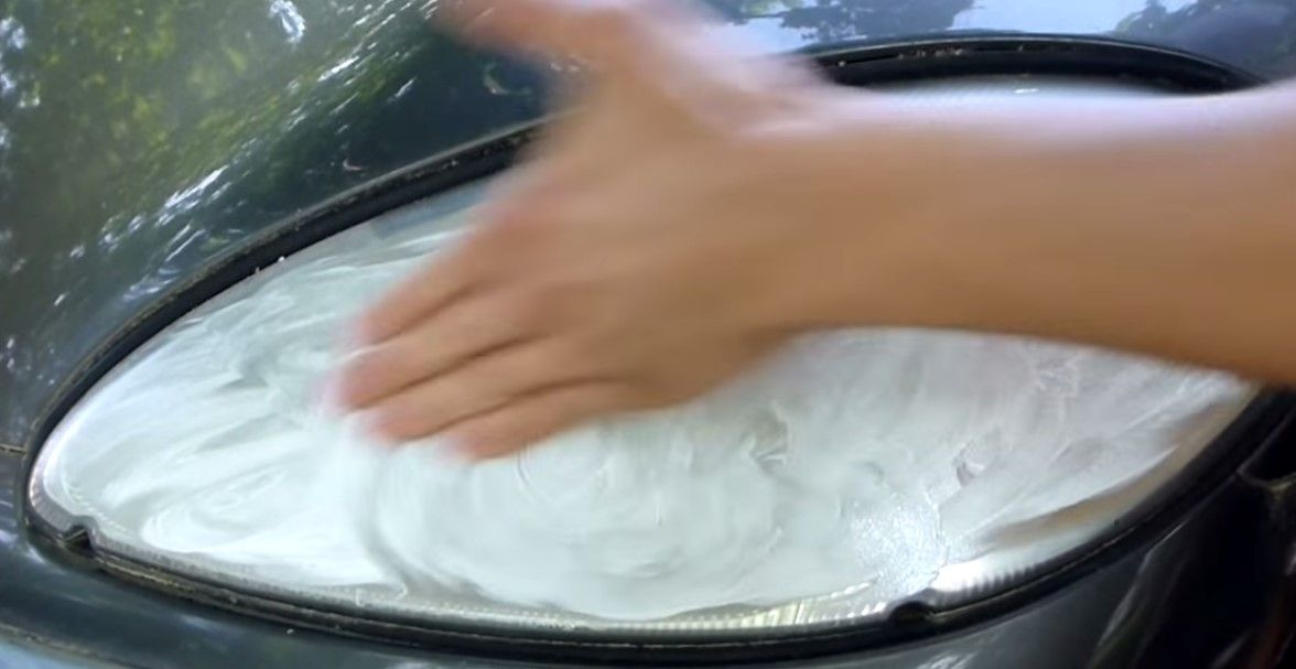 ¿Cómo dejar los faros del auto como nuevos? - limpieza-faros-auto3
