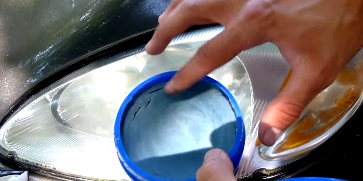 ¿Cómo dejar los faros del auto como nuevos? - limpieza-faros-auto6