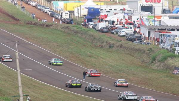 Video: mujer ingresa a una pista a mitad de una carrera de autos - mujer-Posdas-Foto-Tony-Bosco_CLAIMA20150621_0132_28