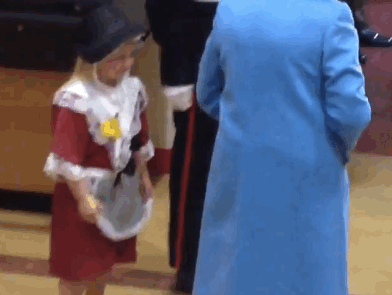 Video: soldado golpea a niña que saludó a la Reina Isabel II - queen