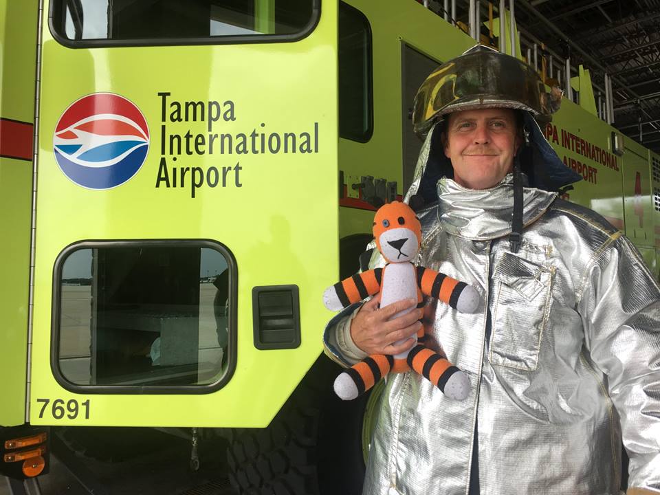 Tigre recorre Aeropuerto de Tampa - tampa_peluche3