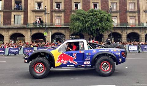 Pilotos de F1 emocionan en el Zócalo capitalino - trophy-truck-f1