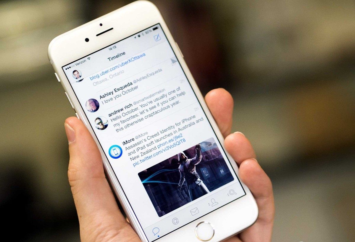 Cómo desactivar la reproducción automática de videos en Facebook y Twitter - tweetbot_iphone_6_hero_0