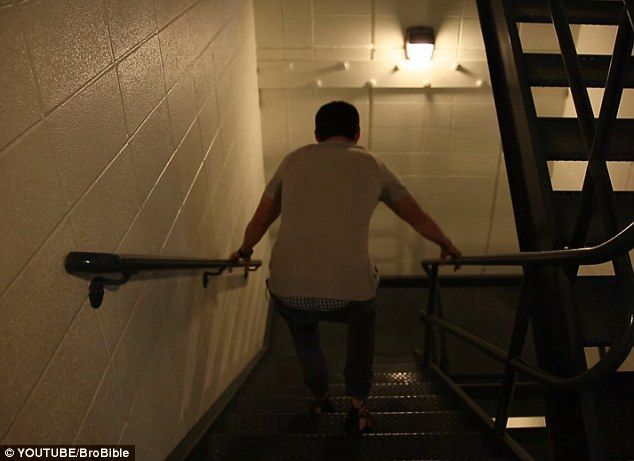 Hombre experimenta caminar en tacones - zapatillas-3