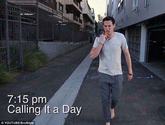 Hombre experimenta caminar en tacones - zapatillas-5