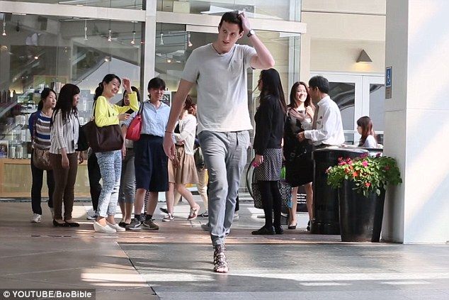 Hombre experimenta caminar en tacones - zapatillas-6