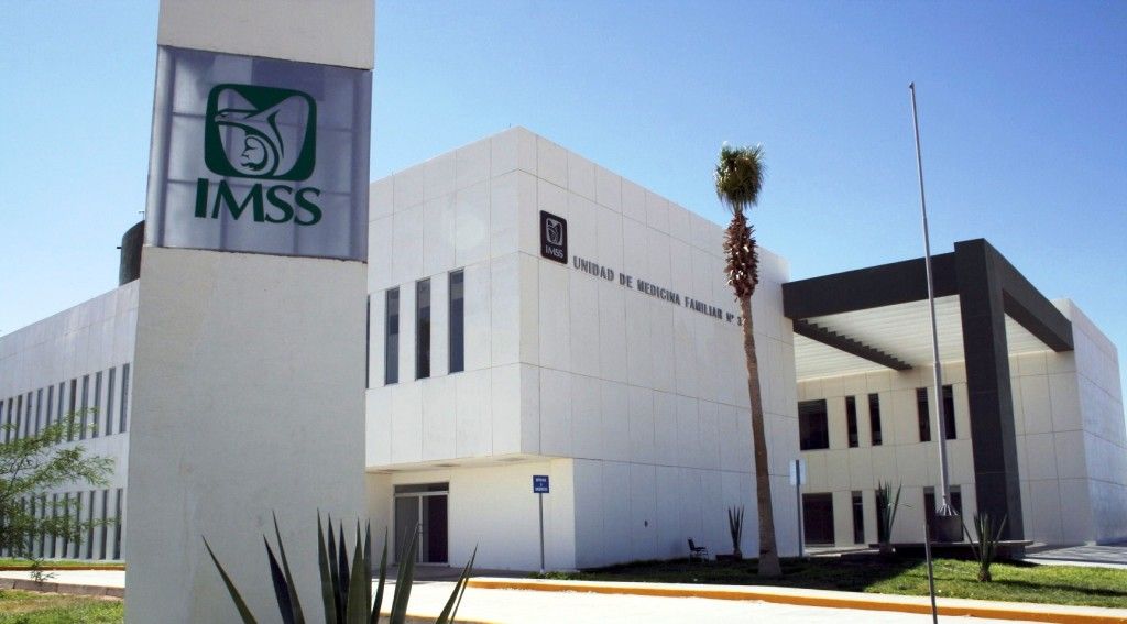 Suspenden a trabajadores del IMSS que “bañaron” a compañero - 17-IMSS-1024x567