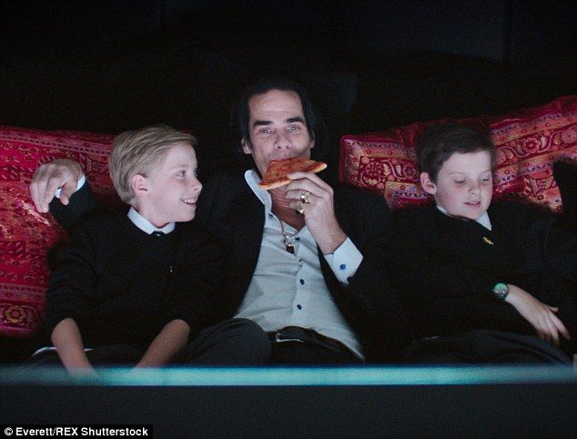 Hijo del músico Nick Cave muere al caer de acantilado - 2A8CBB9400000578-3162075-image-m-77_1436961538991
