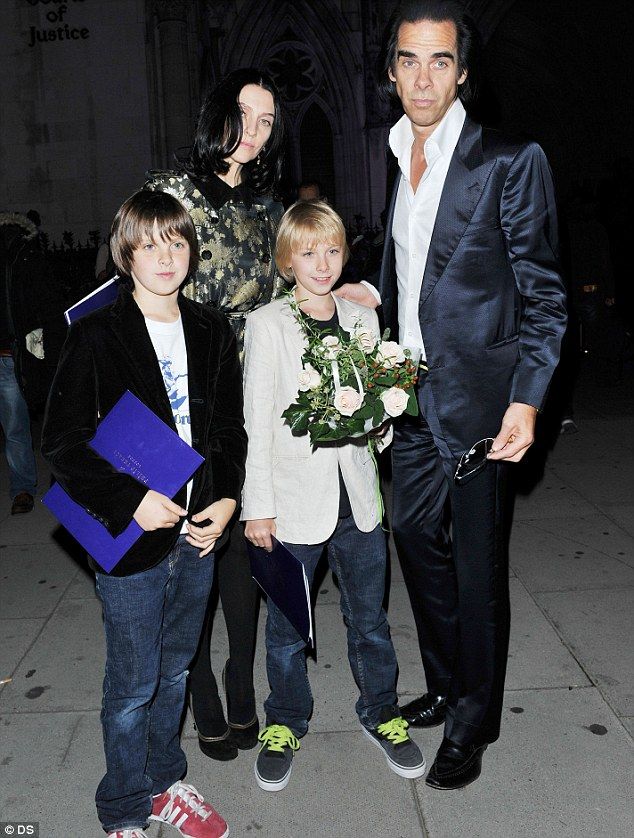 Hijo del músico Nick Cave muere al caer de acantilado - 2A8CC42D00000578-3162075-image-a-26_1436974935399