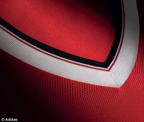 Manchester United lanza su nuevo uniforme - 2AFF98E200000578-3181561-United_have_returned_to_a_v_neck_collar_for_the_2015_16_season-a-4_1438384269485