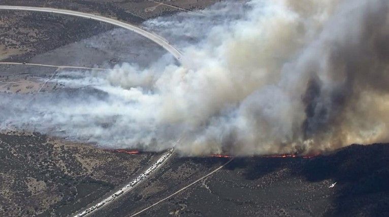 Incendio en California deja 20 autos destruidos - Incendio-carretera-California-CNN