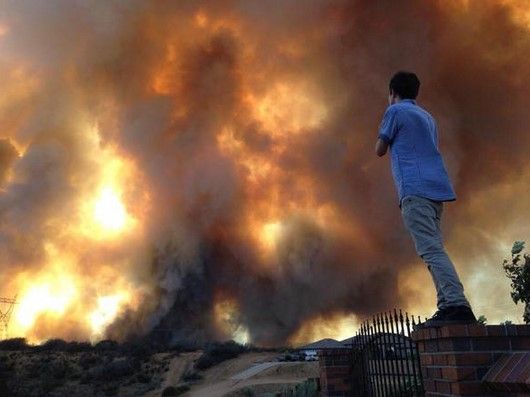 Incendio en California deja 20 autos destruidos - Incendio-carretera-California-SbCountyFire