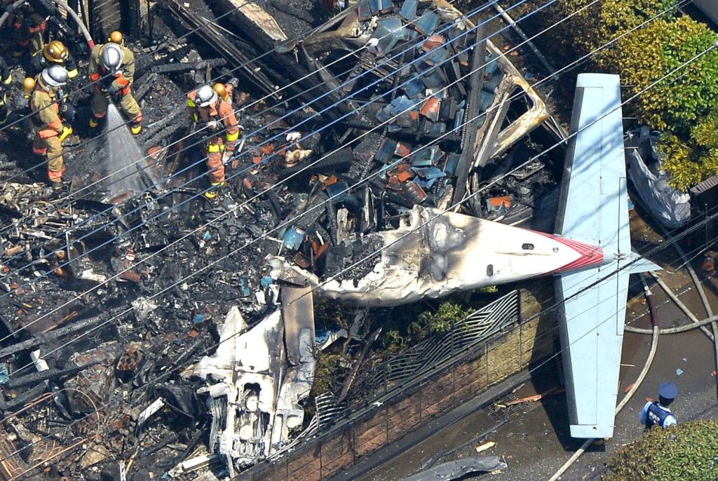 Cae avión en Tokio; hay tres muertos - SOP-AP-SPANI-SPAN-JP_Cast-2-1024x686