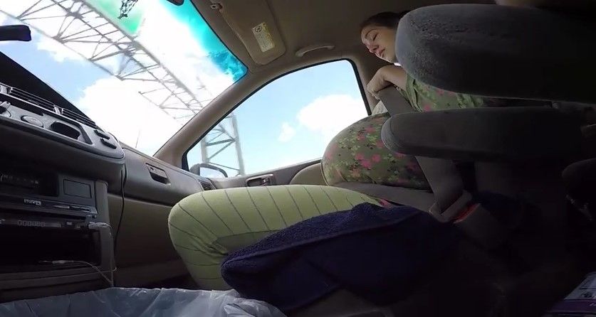 Bebé de 5 kilos nace en automóvil - bebe-auto-YouTube