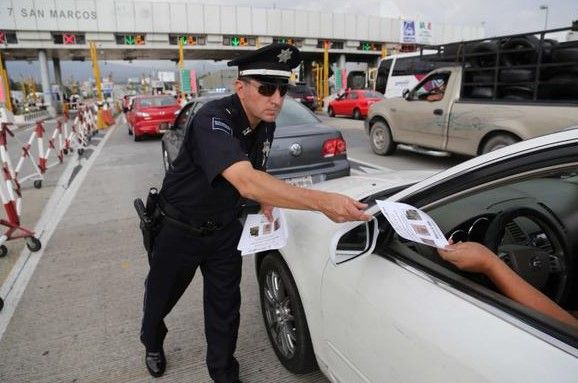 Distribuyen fotos de El Chapo en autopistas y carreteras de 22 estados - chapo-folleto