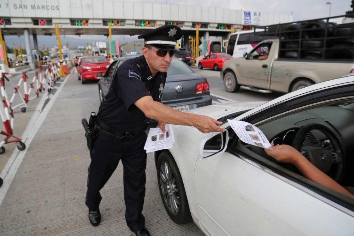 Despliegan más de 8 mil policías federales para reaprehensión de El Chapo - folletos-casetas-Chapo-Reforma