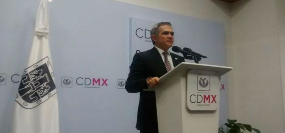 Reducirán material de oficina y congresos por austeridad en GDF - mancera-conferencia