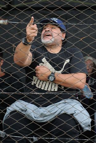 Maradona habla sobre el mal juego de Messi con Argentina - maradona-en-la-grada