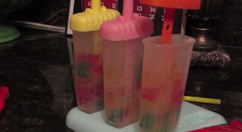 Cinco manualidades para que los niños hagan en vacaciones - paletas_refresco2