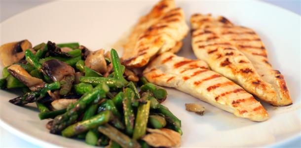 ¿Qué comer antes y durante vuelos largos? - pechuga_asada