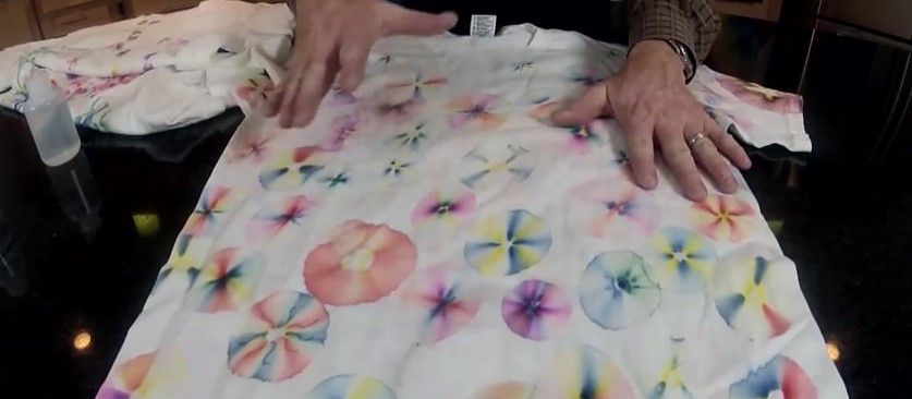 Cinco manualidades para que los niños hagan en vacaciones - playera_hippie3