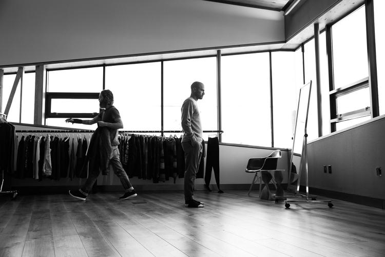 Surfista crea ropa hecha con desperdicio del océano - slater1